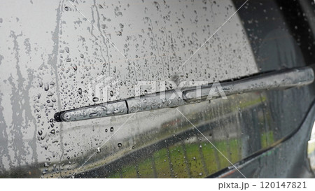 自動車イメージ写真（雨で後部ウィンドウとワイパー） 120147821