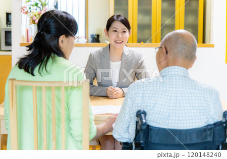 車椅子に乗るシニア夫婦 営業 車椅子に乗るシニア夫婦 営業 120148240