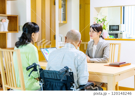 車椅子に乗るシニア夫婦　営業 120148246