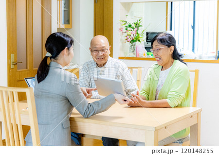 営業マン　シニア　女性 120148255