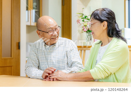 話をするシニア夫婦 話をするシニア夫婦 120148264