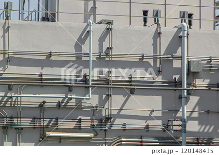 electrical conduit on concrete wall 120148415