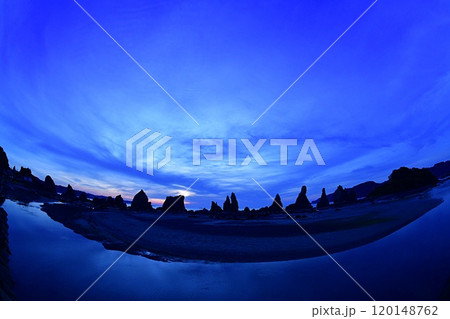 夜明けの絶景〜和歌山、橋杭岩〜 120148762