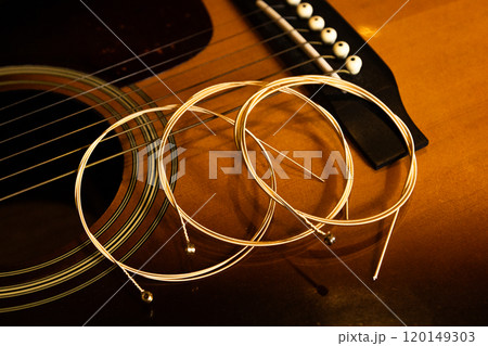 アコースティックギターと交換用の弦　 120149303