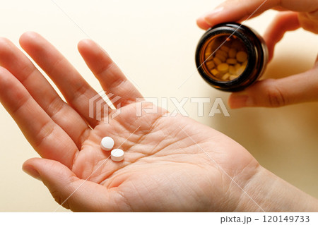 Correct dosage of pain medication, dosage calculation and danger of overdose. 120149733