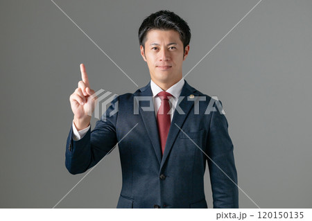 指差しをする男性弁護士 指差しをする男性弁護士 120150135