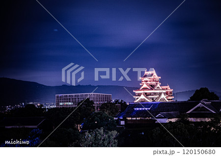 熊本市役所から眺めるライトアップされた熊本城 120150680