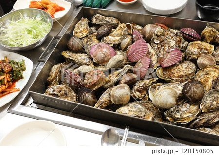Korean Seafood Food. Steamed oysters and clams 120150805