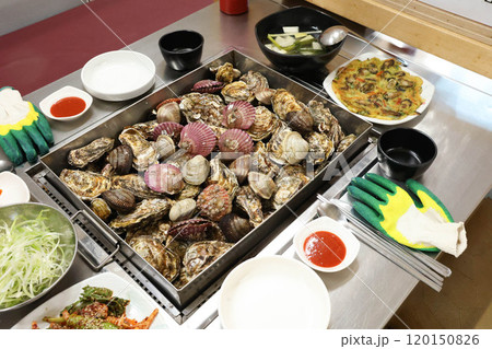 Korean Seafood Food. Steamed oysters and clams 120150826