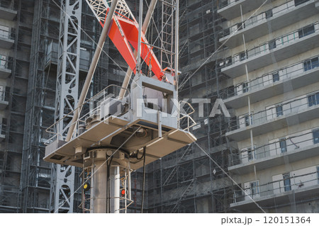 建設現場の躯体とクレーン 建設現場の躯体とクレーン 120151364