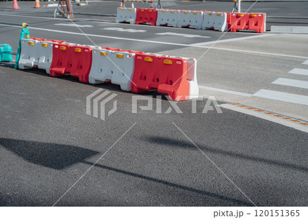 道路とバリケードブロック 道路とバリケードブロック 120151365