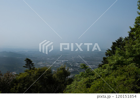 福岡県太宰府市にある宝満宮竈門神社の奥院のある宝満山の正面登山道のから観える景色 福岡県太宰府市にある宝満宮竈門神社の奥院のある宝満山の正面登山道のから観える景色 120151854
