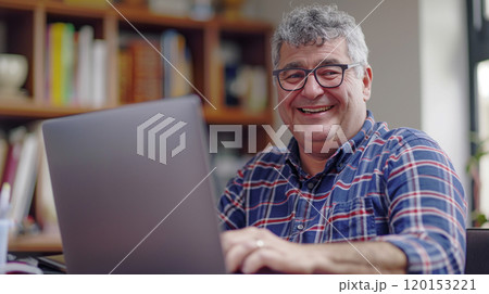 デスクに座りパソコン作業をする男性 背景 仕事 笑顔 デスクに座りパソコン作業をする男性 背景 仕事 笑顔 120153221