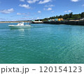 エメラルドグリーンの海と白い船 120154123