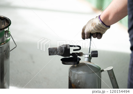 The method of heating resin in a bucket using a kerosene lamp at home. The method of heating resin in a bucket using a kerosene lamp at home. 120154494