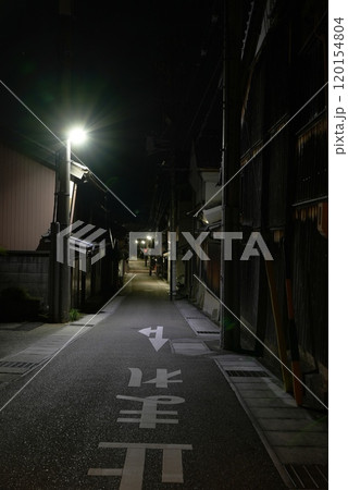 月明かりの美濃市のうだつの町並み 120154804