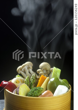 湯気が立ち昇る蒸し野菜 120156249