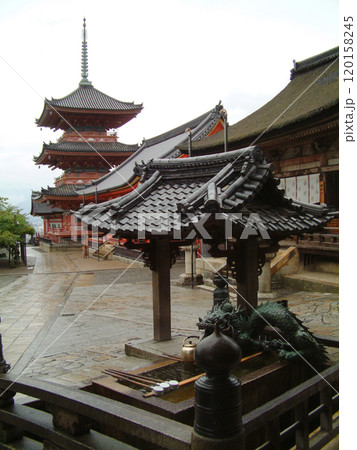 Temple in autumn rain @Kyoto / 秋雨の中の古刹寺院 @京都 清水寺 120158245