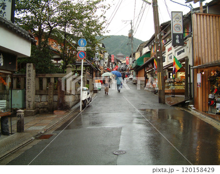 Rainy Kyoto (Kiyomizu area) / 秋雨の京都,東山・八坂清水界隈(清水坂) Rainy Kyoto (Kiyomizu area) / 秋雨の京都,東山・八坂清水界隈(清水坂) 120158429
