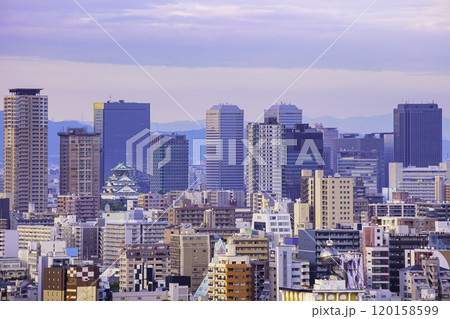 夕方の大阪の都市風景と高層ビルに囲まれた大阪城天守閣(大阪府大阪市) 夕方の大阪の都市風景と高層ビルに囲まれた大阪城天守閣(大阪府大阪市) 120158599