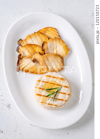 Camembert with eryngii 120158723