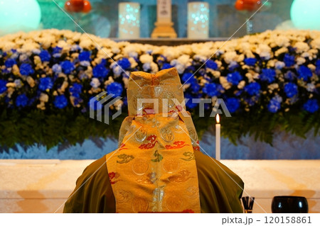 お経を唱える住職 120158861