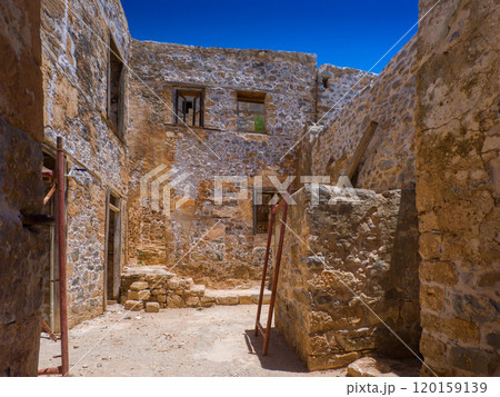 補修工事中の遺跡 (ギリシャ、クレタ島、スピナロンガ) 120159139