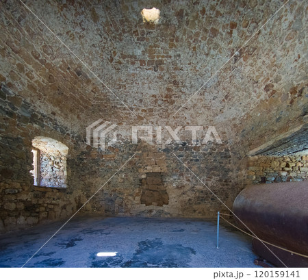 ヴェネツィア共和国時代の遺跡の伝染病患者隔離消毒窯内部 (ギリシャ、クレタ島、スピナロンガ) ヴェネツィア共和国時代の遺跡の伝染病患者隔離消毒窯内部 (ギリシャ、クレタ島、スピナロンガ) 120159141