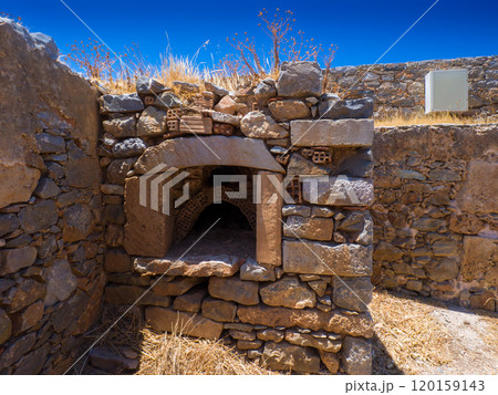 ヴェネツィア共和国時代の遺跡にある窯のようなもの (ギリシャ、クレタ島、スピナロンガ) 120159143