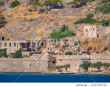 ギリシャの古い遺跡の建物 (クレタ、スピナロンガ島) 120159152