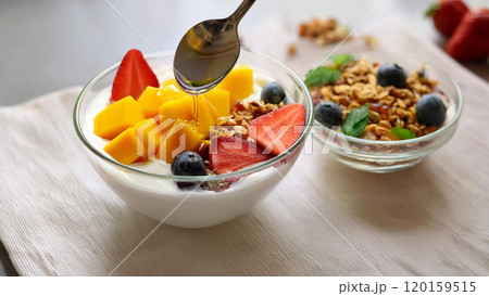 グリークヨーグルトとフルーツミックス グリークヨーグルトとフルーツミックス 120159515