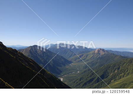 Landscape in autumn mountains 秋晴れの空と上高地のパノラマ(乗鞍方向) 120159548