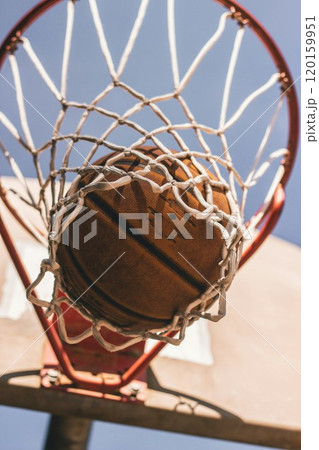 バスケットボールがゴールに入った瞬間 120159951
