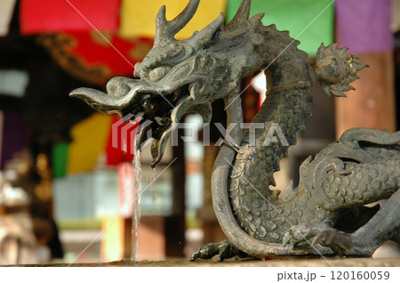Chinese dragon statue in the temple / 寺院で見かける龍の吐水口 120160059