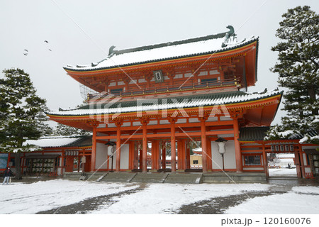雪の平安神宮 応天門 京都市左京区 雪の平安神宮 応天門 京都市左京区 120160076
