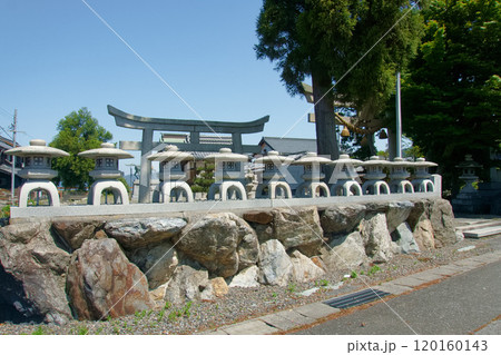 かわいい灯篭が並ぶ神社の塀　【小江神社】 120160143