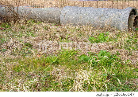 子供漫画のような土管のある広場 120160147