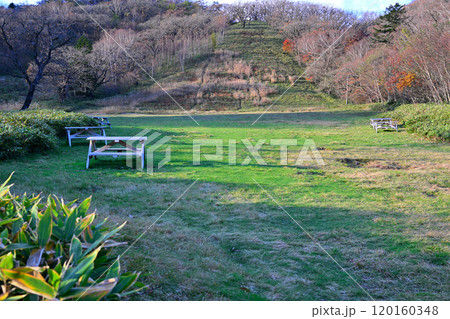 なだらかな斜面 秋風景 赤城公園ビジターセンター前 なだらかな斜面 秋風景 赤城公園ビジターセンター前 120160348