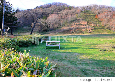 なだらかな斜面　秋風景　赤城公園ビジターセンター前　　 120160361