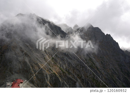 Rock cliff over the clouds / 雲湧く北穂高岳，涸沢岳	 120160932
