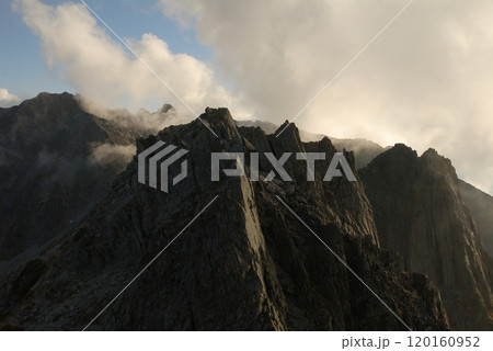 Rock cliffs in evening，Mt.Kitahotaka 夕暮れ時，雲湧く北穂の滝谷 120160952
