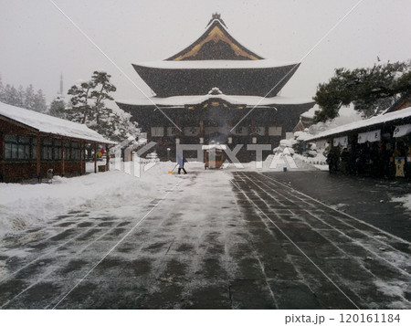 Old temple in the cold snow / 雪の降り続く日本の古刹寺院 120161184
