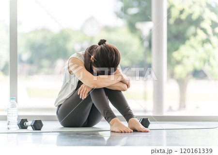 トレーニングに悩むスポーツウェア姿の女性(オーバーワーク・疲れ・落ち込む・モチベーション) トレーニングに悩むスポーツウェア姿の女性(オーバーワーク・疲れ・落ち込む・モチベーション) 120161339