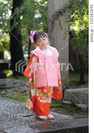 神社に七五三の参拝をする3歳の女の子 神社に七五三の参拝をする3歳の女の子 120161645