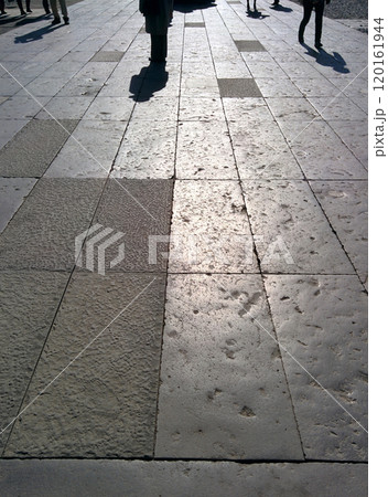 Cobblestone street at evening scene / 夕暮れ時の石畳の小径 120161944