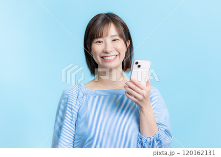 スマホを操作する女性 120162131