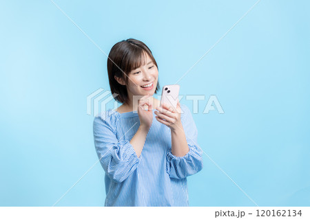 スマホを操作する女性 120162134