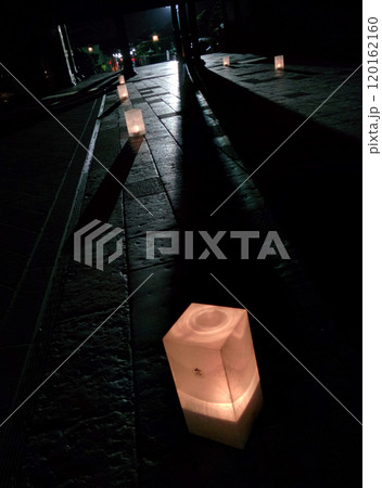 Praying candles on the street / 路上で光るキャンドル～雪まつり，行灯 120162160