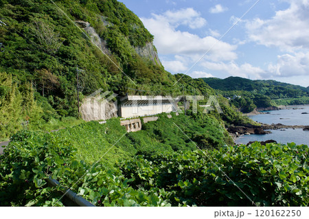 島根半島海岸の道路に施工されたシェッド 120162250