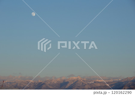 Moon over the snowy mountains / 夕暮れ時の雪山と月の出のパノラマ風景 120162290